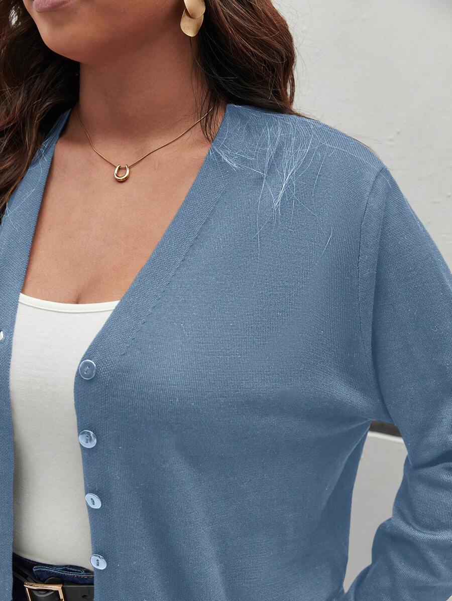 Cardigan Plus Size de manga longa, malha resistente e decote V. A peça ideal para looks femininos elegantes.