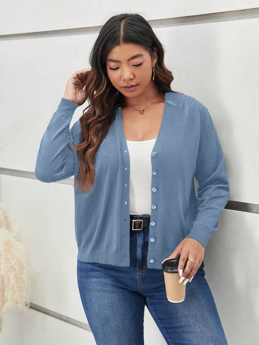 Cardigan Plus Size prático e versátil. Caimento regular, tecido de qualidade e design que une estilo e conforto.