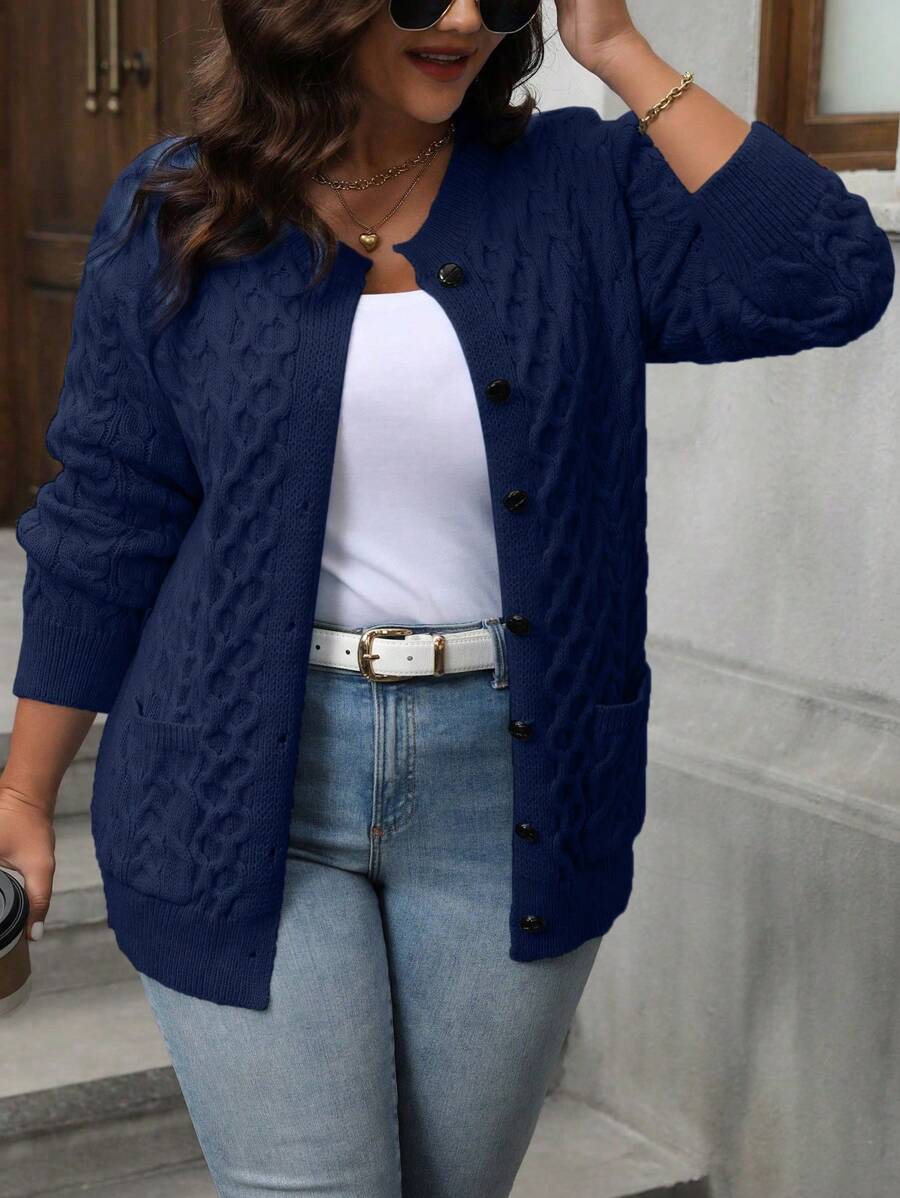 Cardigan feminino plus size, elegante e macio, perfeito para manter estilo e conforto.