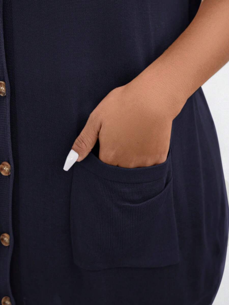 Cardigan plus size confortável com bolsos funcionais e manga longa.