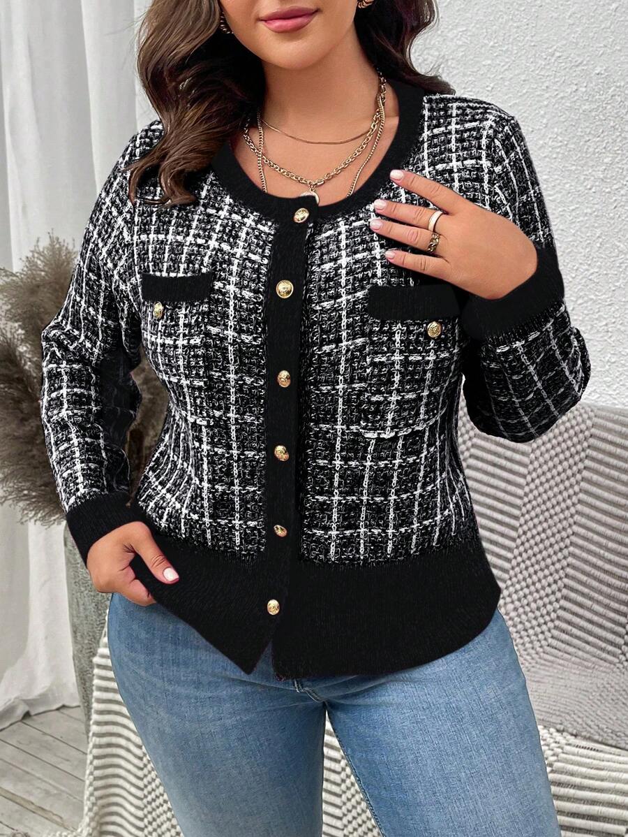 Cardigan slim fit plus size, com bolso prático, toque macio e design que combina estilo e praticidade em qualquer ocasião.