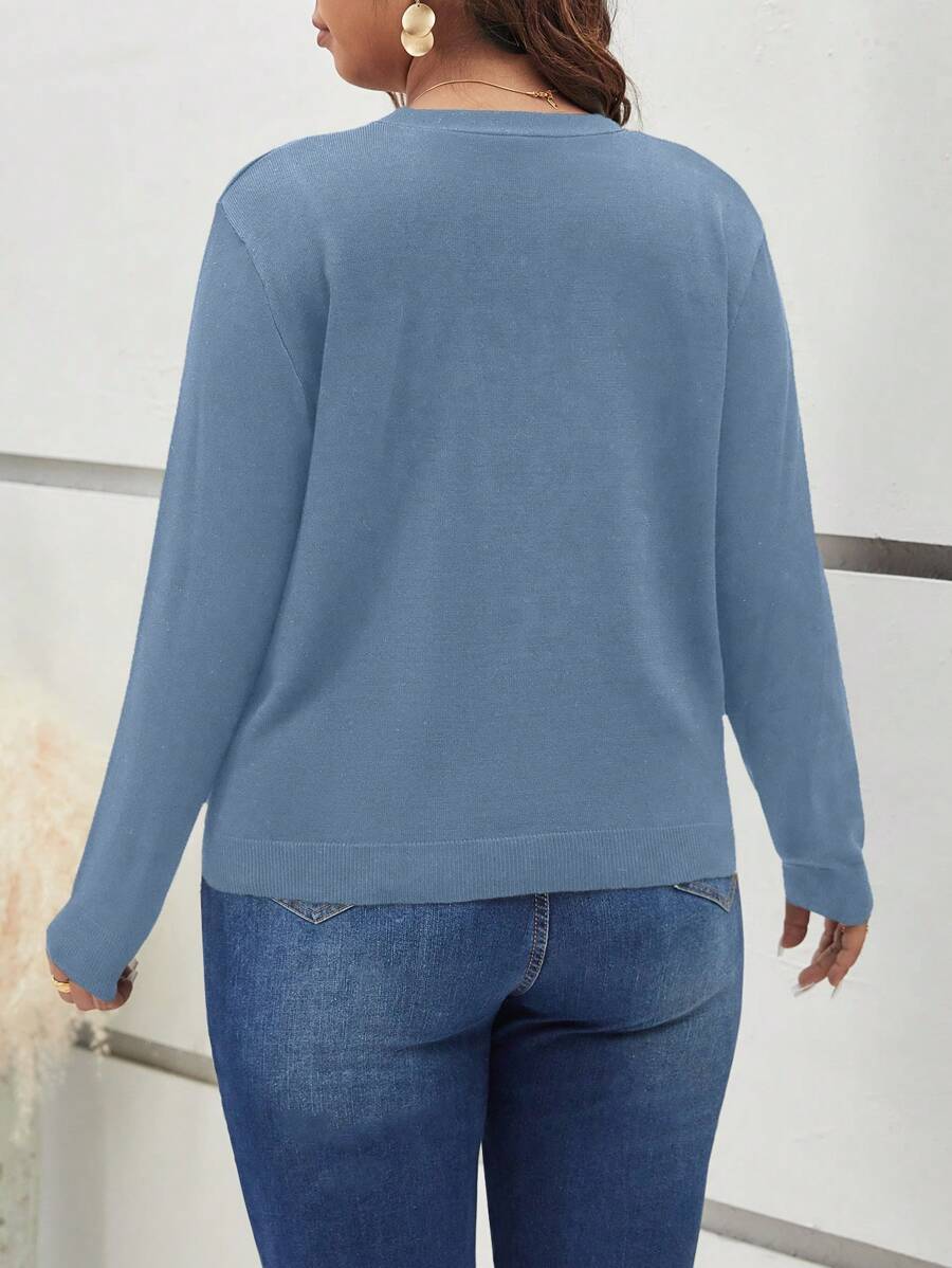 Cardigan Plus Size elegante e confortável. Modelagem regular que valoriza o corpo feminino com estilo e confiança.