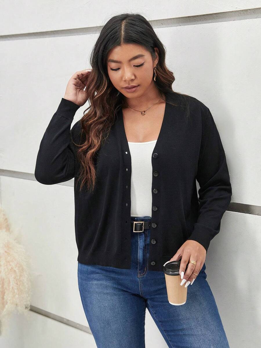 Cardigan Plus Size prático e elegante. Manga longa, ajuste regular e conforto garantido para todos os momentos.