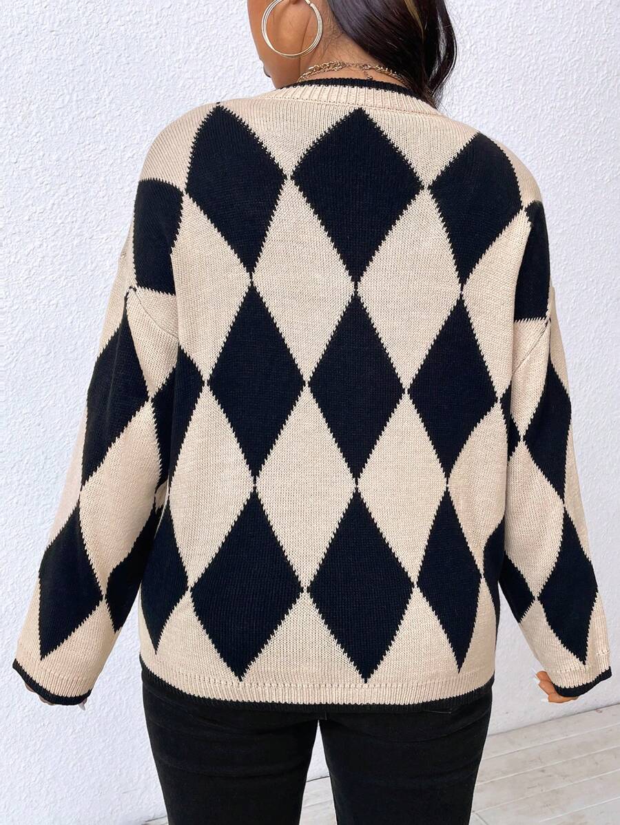 Cardigan Plus Size casual em lã penteada. Caimento regular, cintura contrastada e design que alonga a silhueta feminina.