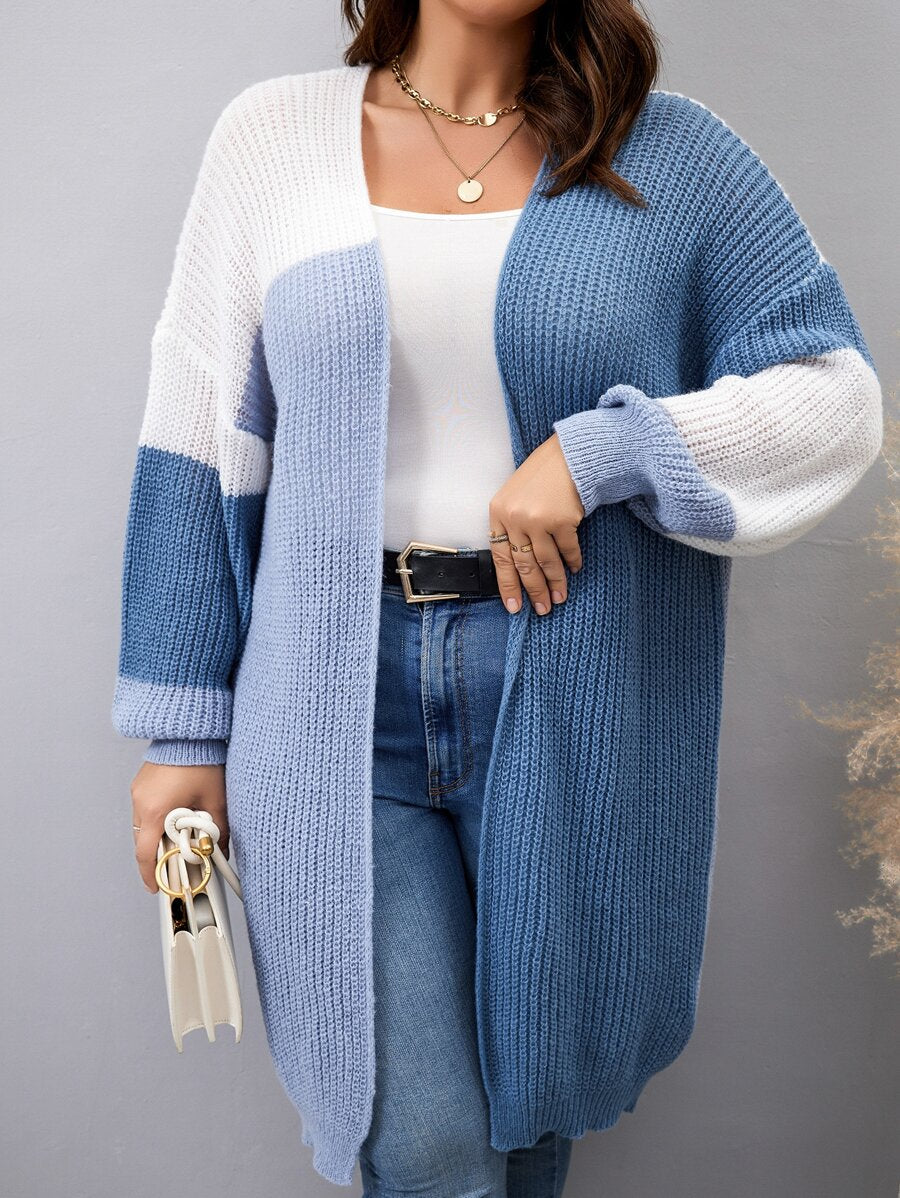 Descubra o Cardigan Plus Size Longo com ombro caído. Elegância, conforto e versatilidade para todos os looks. Garanta já o seu!