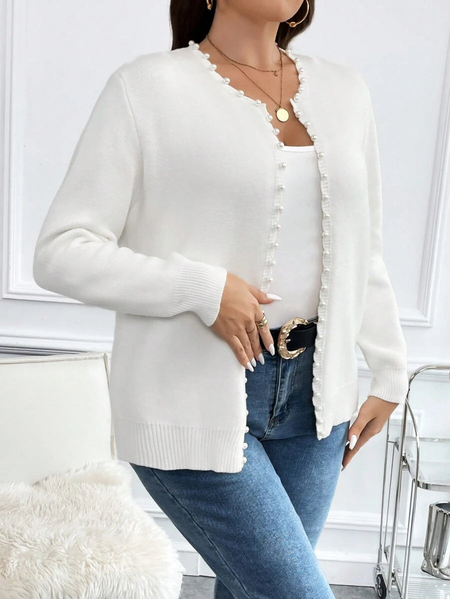 Sofisticação e conforto em um cardigan plus size branco com manga longa. Pérolas bordadas para destacar seu estilo único.