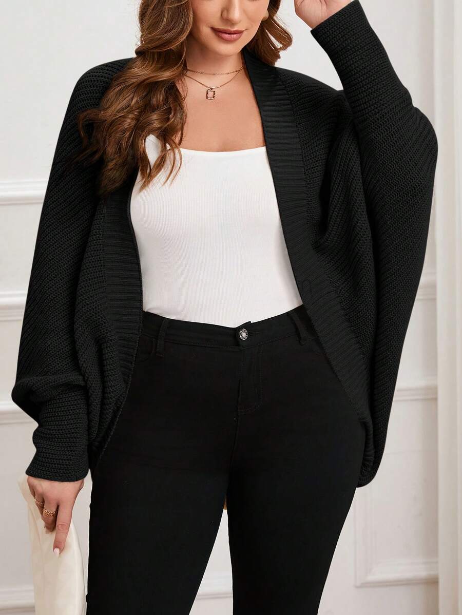 Cardigan Plus Size preto em lã penteada, manga morcego e caimento solto. Peça versátil, confortável e sofisticada para o inverno.