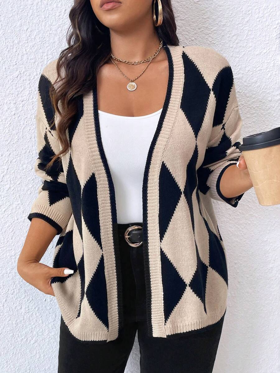 Cardigan Plus Size feminino com manga longa e estampa geométrica. Modelagem confortável que valoriza curvas com sofisticação.