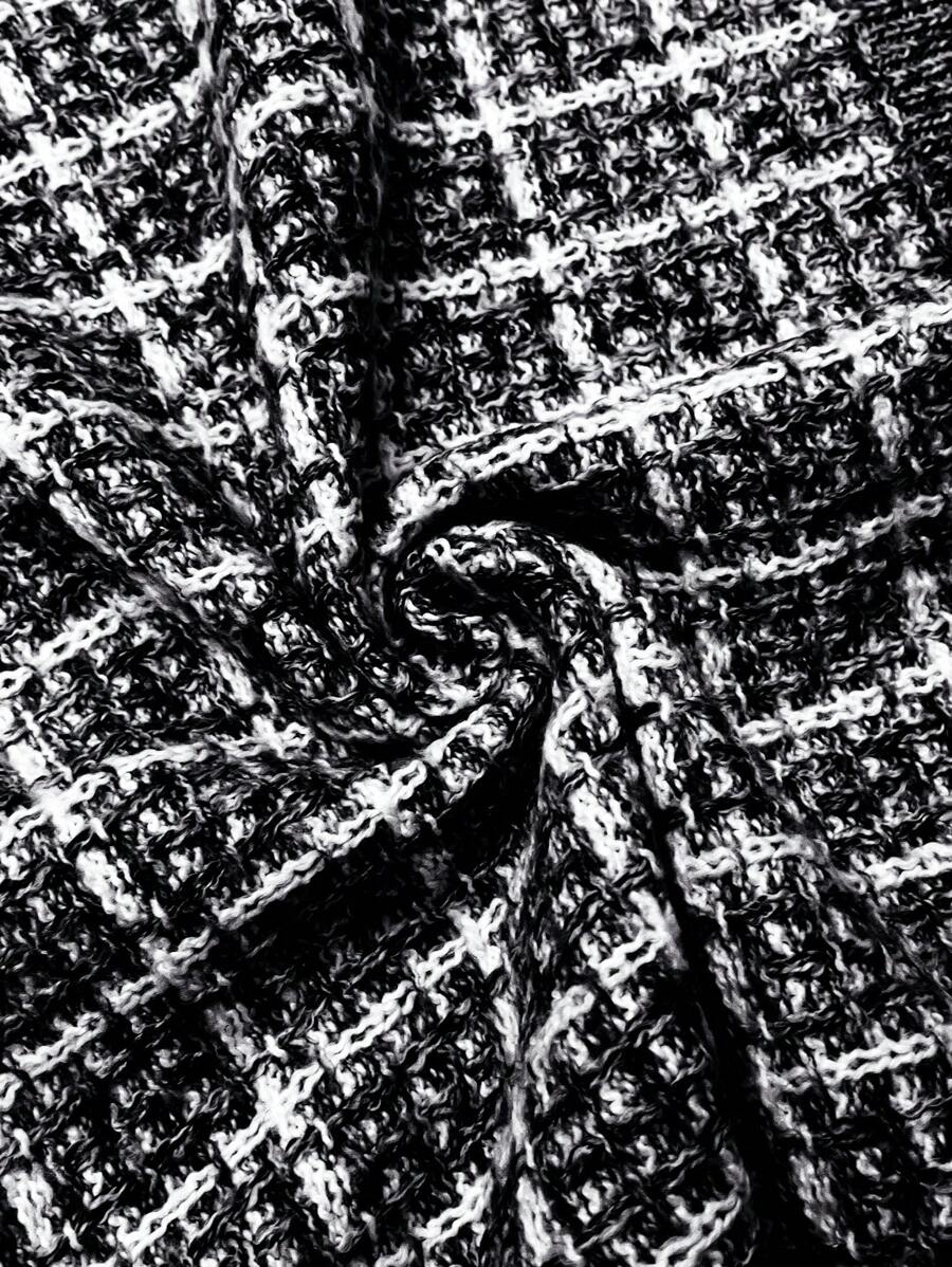 Cardigan feminino plus size slim fit com estampa xadrez. Durável, fácil de cuidar e ideal para compor looks modernos.