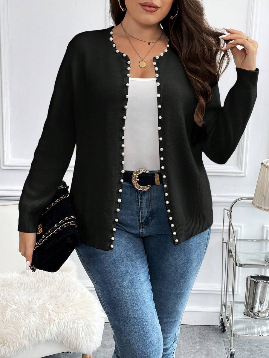 Cardigan feminino plus size, modelo preto com pérolas. Versátil, confortável e perfeito para combinar com vestidos, jeans e blusas.