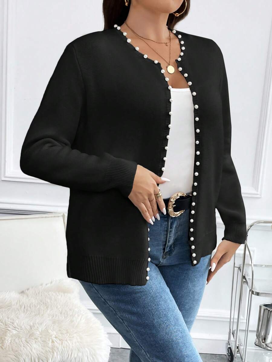 Cardigan feminino plus size preto com pérolas, manga longa e caimento solto. Sofisticação e conforto em uma peça versátil.