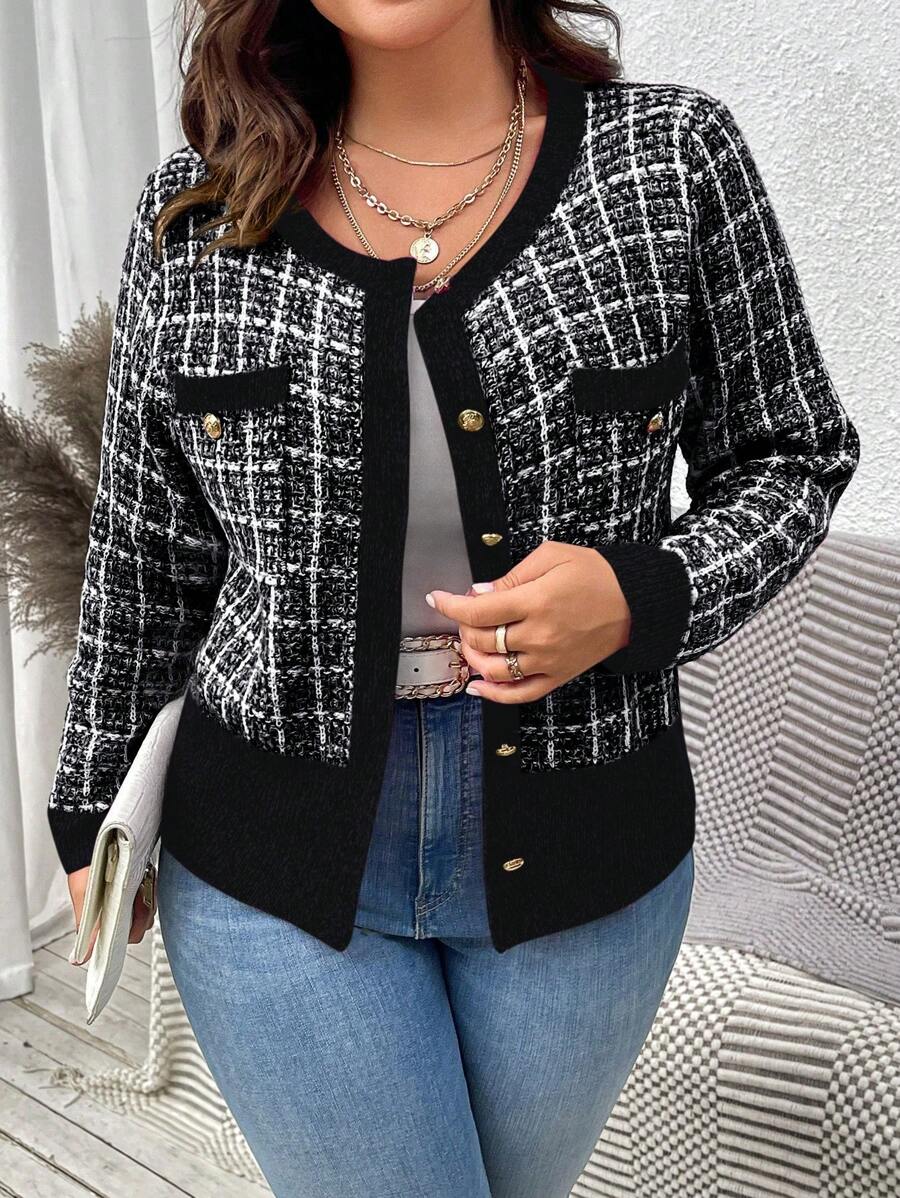 Cardigan Plus Size em lã penteada, caimento slim fit e estampa xadrez. Versátil, moderno e perfeito para trabalho ou passeio.