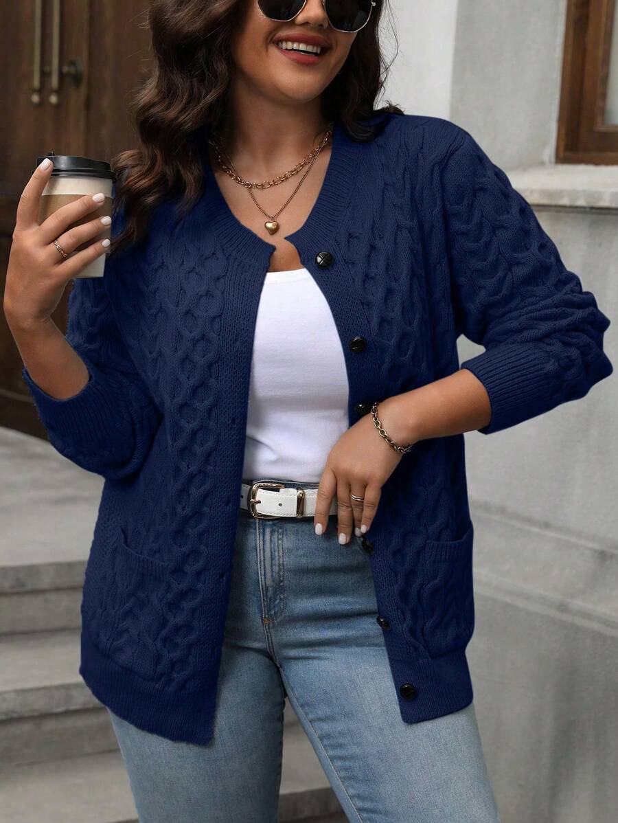 Cardigan feminino plus size, ajuste regular e lã penteada para aquecer seus dias.