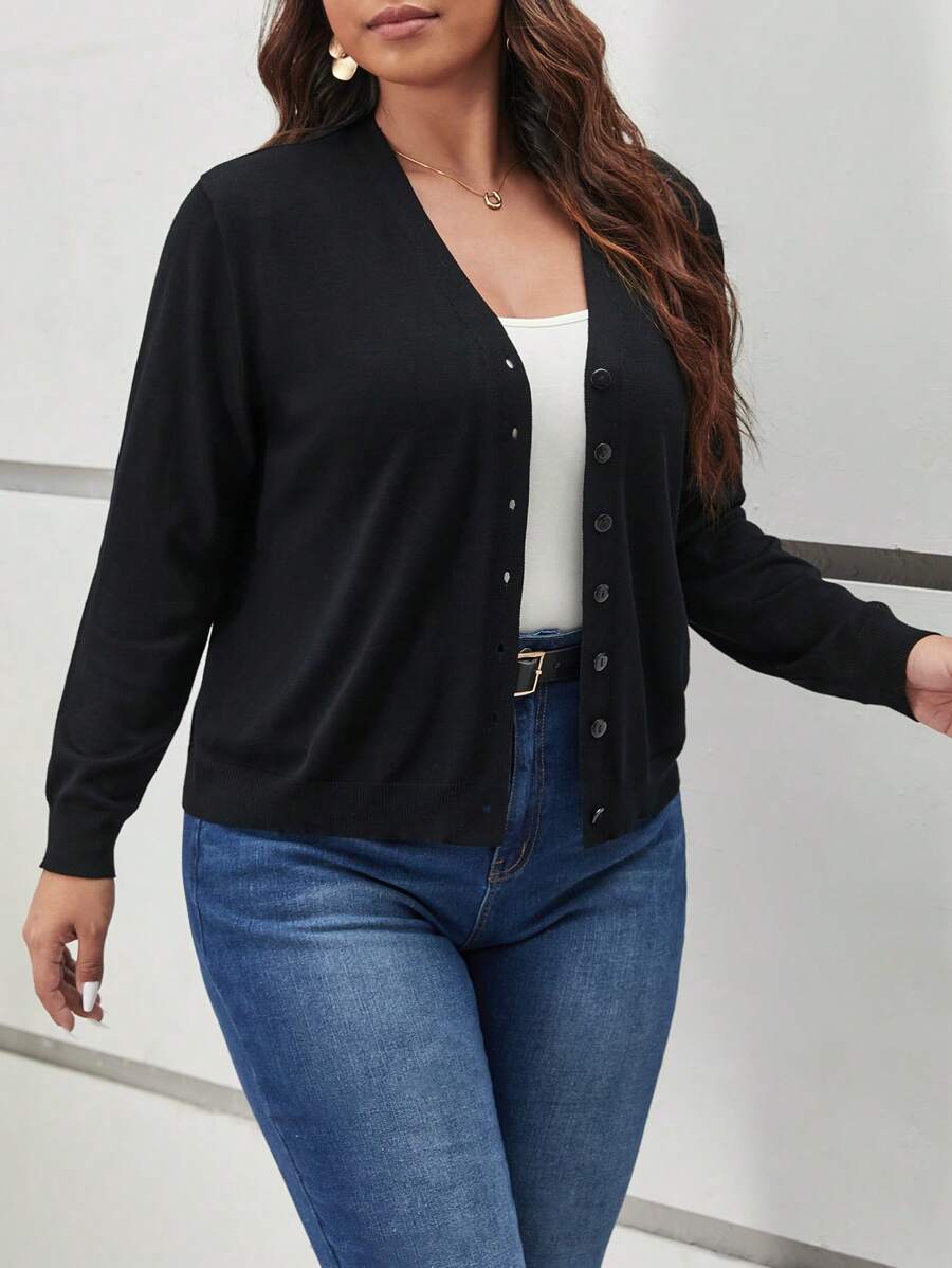 Cardigan Plus Size com botões frontais, malha durável e ajuste perfeito. Peça essencial que combina estilo e conforto.