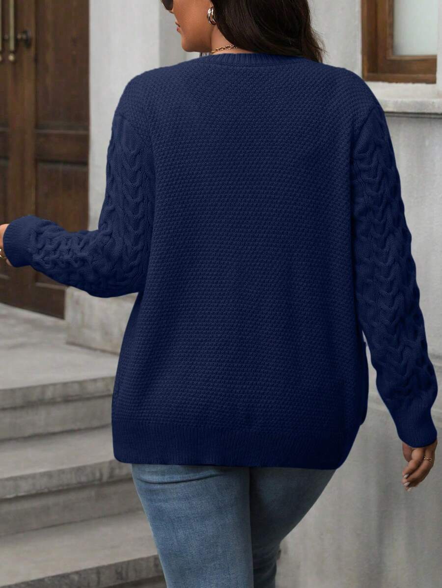 Cardigan plus size com decote V e ajuste regular, ideal para looks quentes e estilosos.