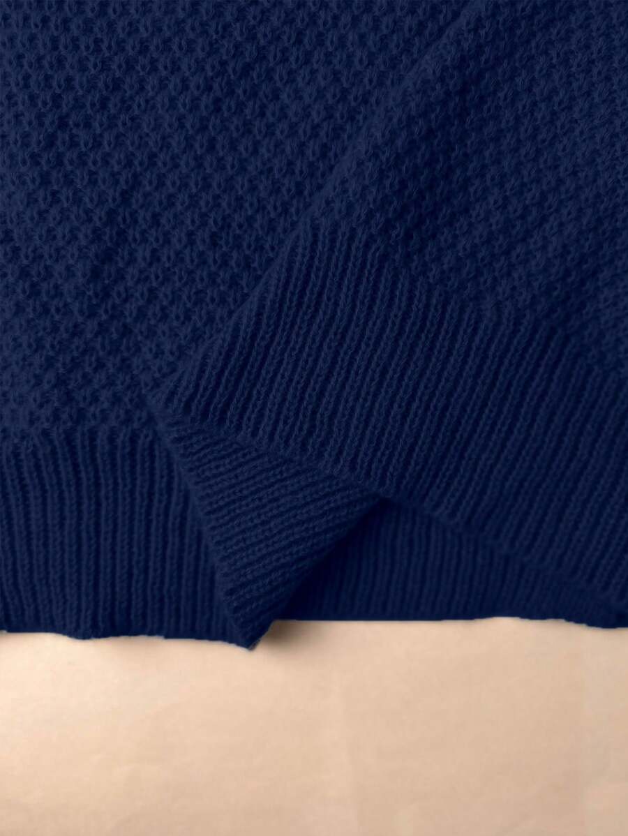 Cardigan feminino plus size com bolsos e decote V discreto, ideal para qualquer ocasião.
