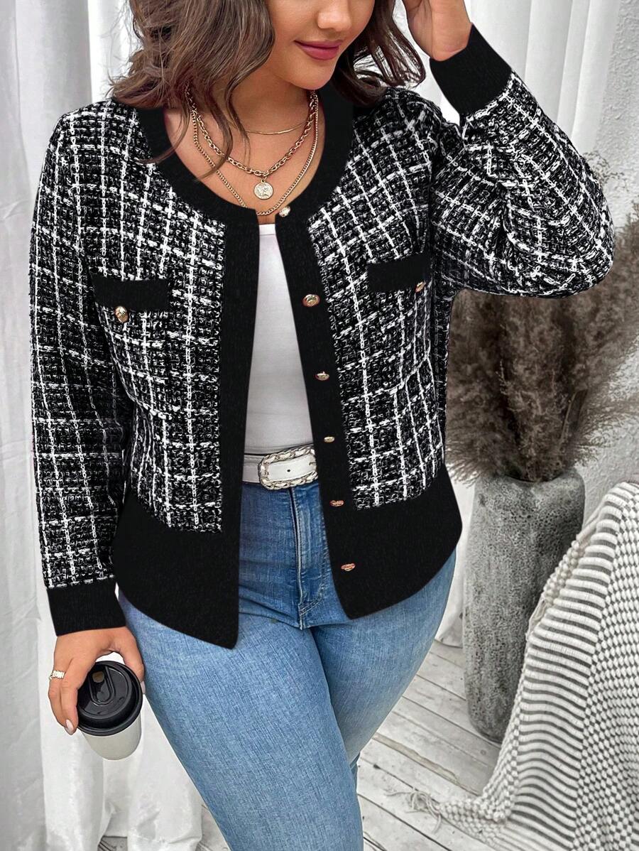 Cardigan Plus Size versátil, tecido macio e caimento que valoriza. Perfeito para mulheres que buscam elegância e conforto.