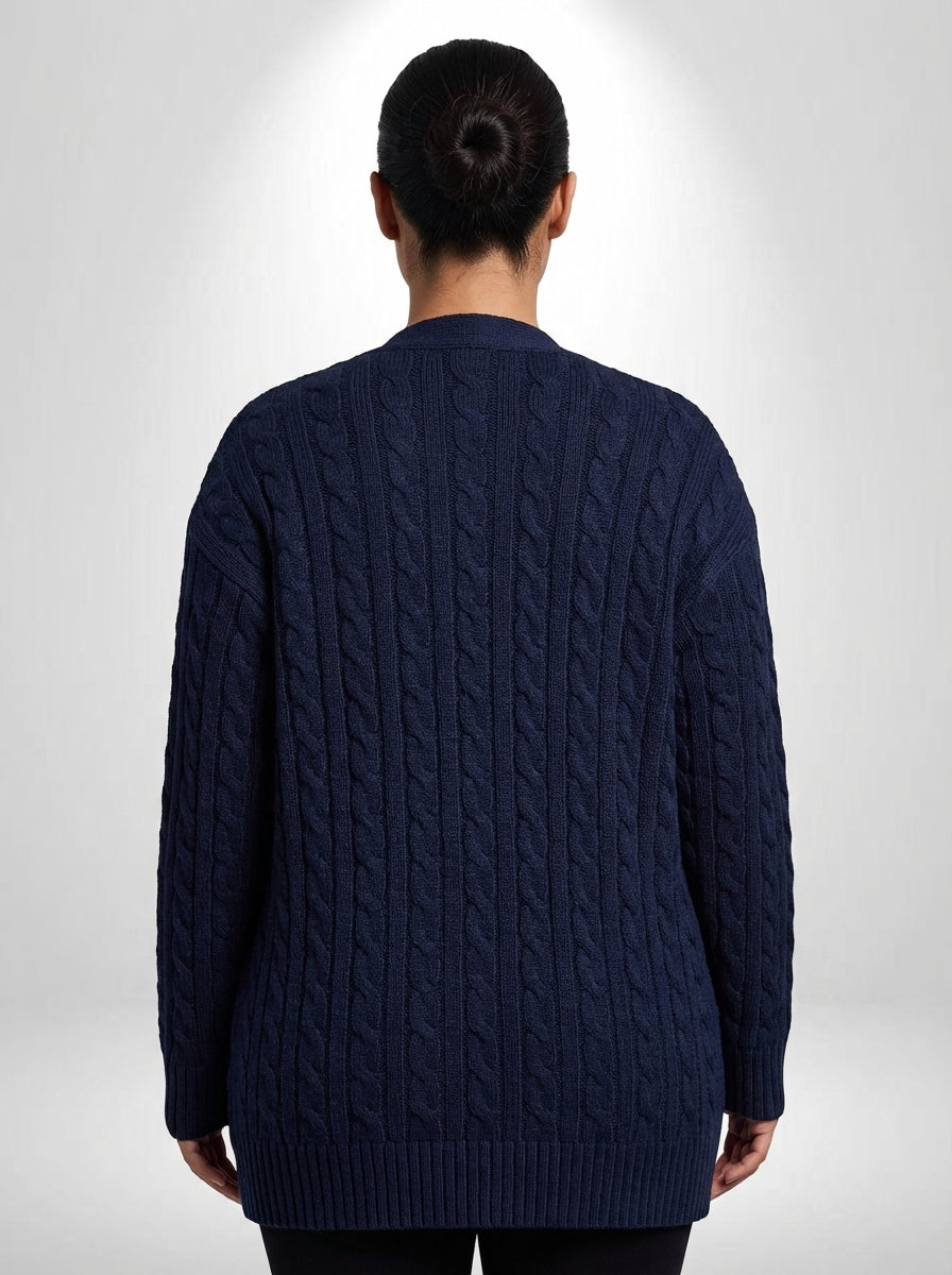 Cardigan plus size azul marinho em lã penteada com botões frontais e comprimento regular