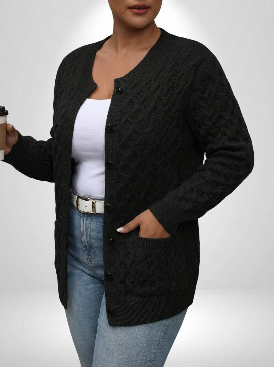 Cardigan plus size preto em lã penteada com botões frontais, ajuste regular e estilo casual
