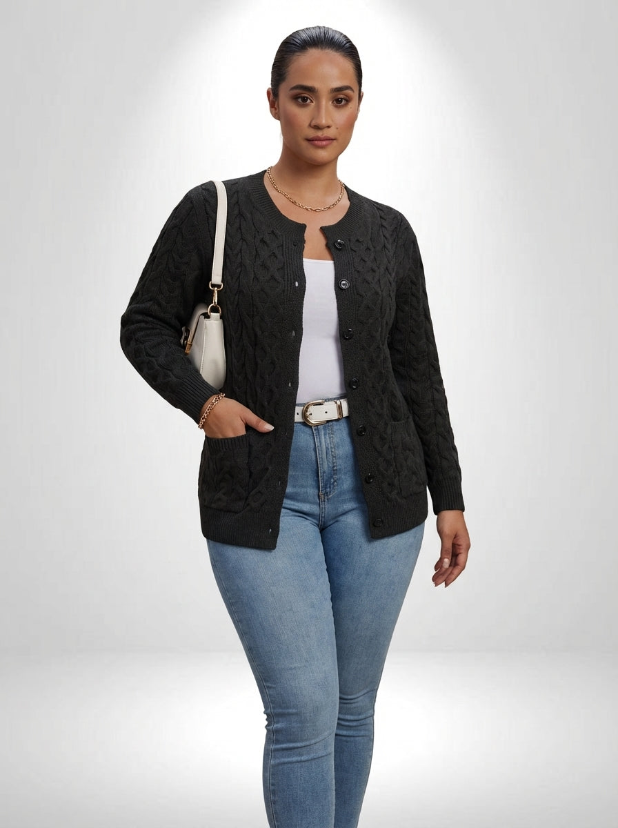 Cardigan plus size transpassado preto com bolsos, mangas compridas e modelagem confortável