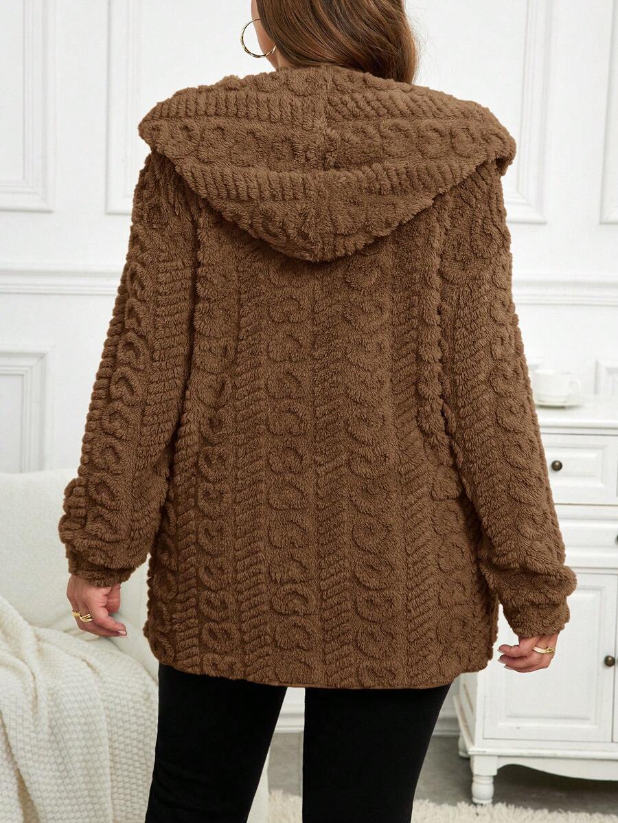 Modelagem solta, comprimento até a coxa e estampa coração. Casaco feminino perfeito para o inverno.