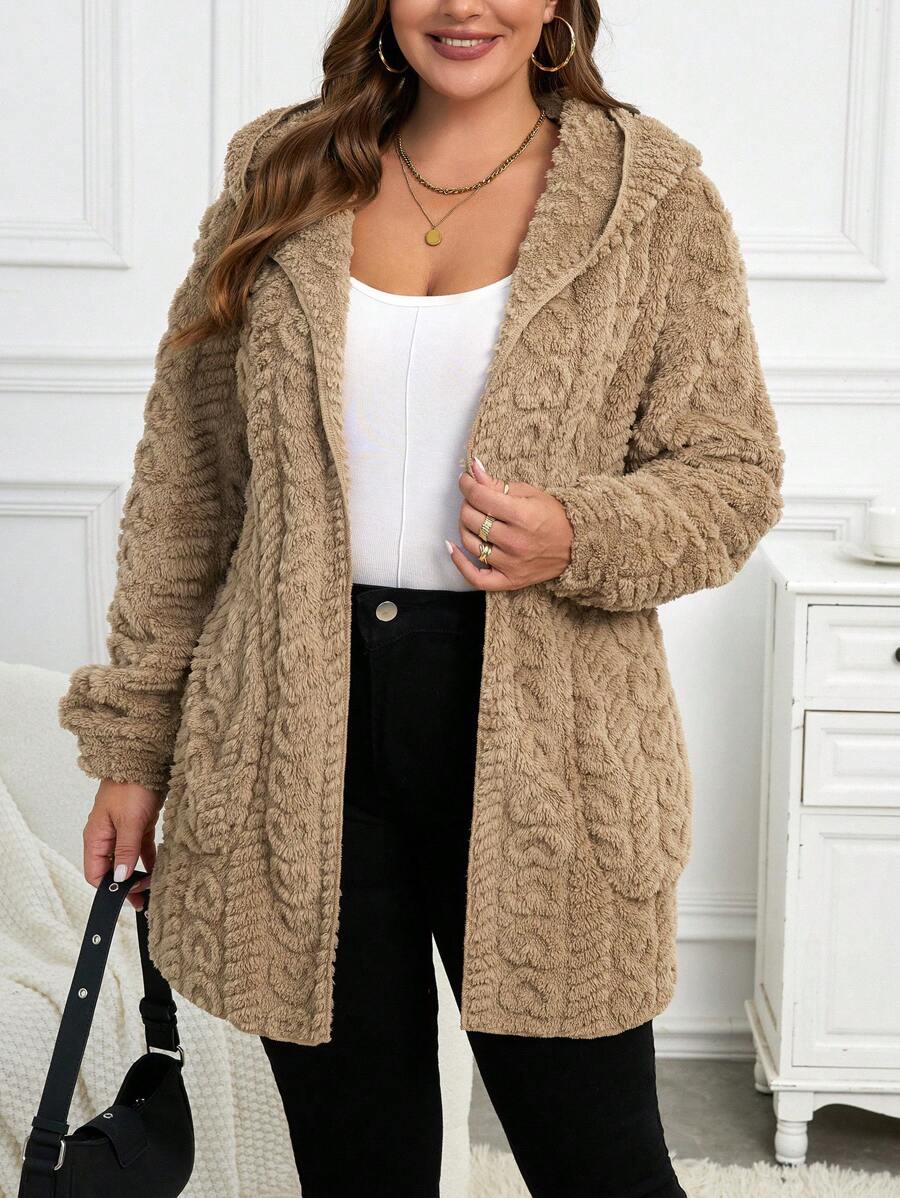 Design solto, capuz prático e toque macio da flanela. O casaco perfeito para dias frios com charme plus size.