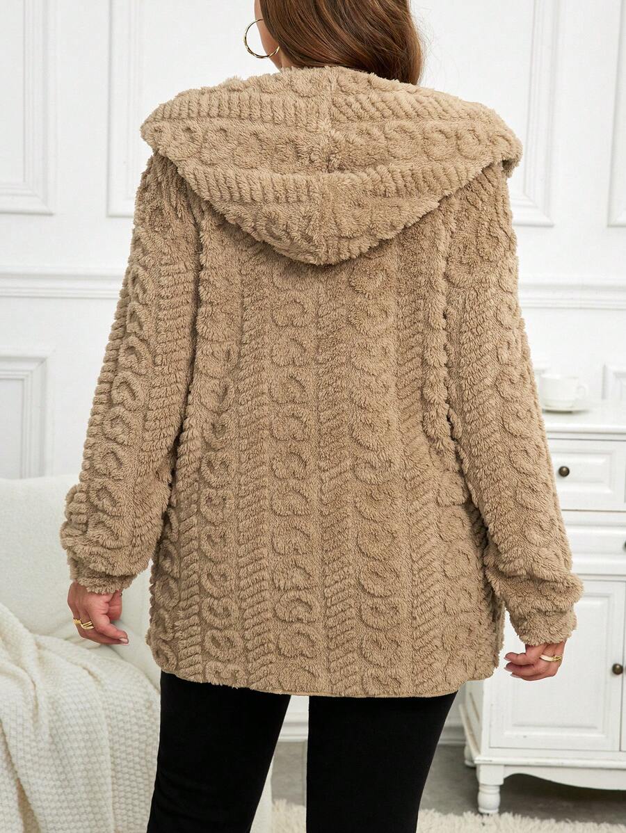 Estilo e aconchego no dia a dia com casaco plus size em flanela, solto, com capuz e comprimento até a coxa.