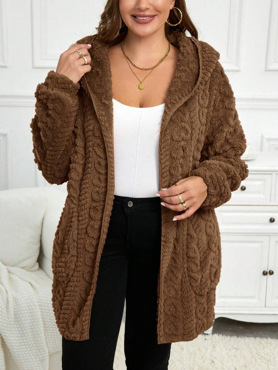Casaco aconchegante em flanela, manga longa e capuz. Ideal para looks femininos plus size estilosos.