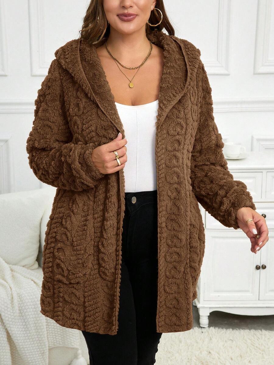 Casaco alongado em flanela macia com capuz e estampa coração. Look versátil para o outono/inverno.