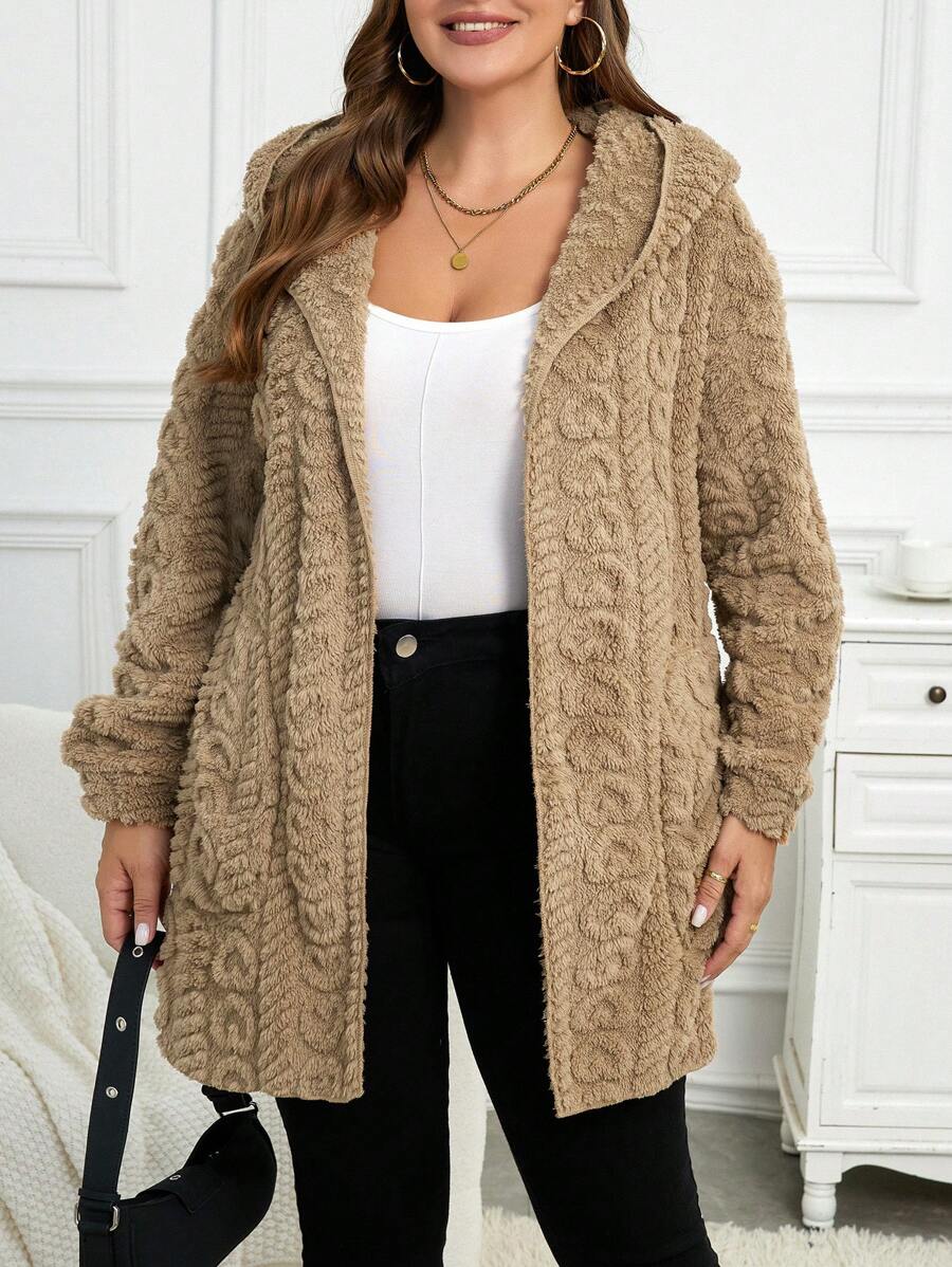 Versátil e aconchegante, casaco feminino plus size em flanela com estampa coração e comprimento até a coxa.