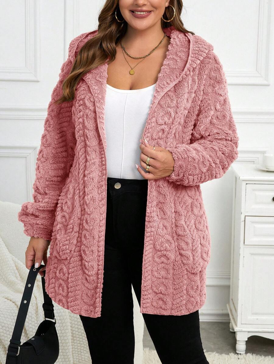 Casaco em flanela, manga longa e estampa coração. Modelagem solta que valoriza o corpo plus size.