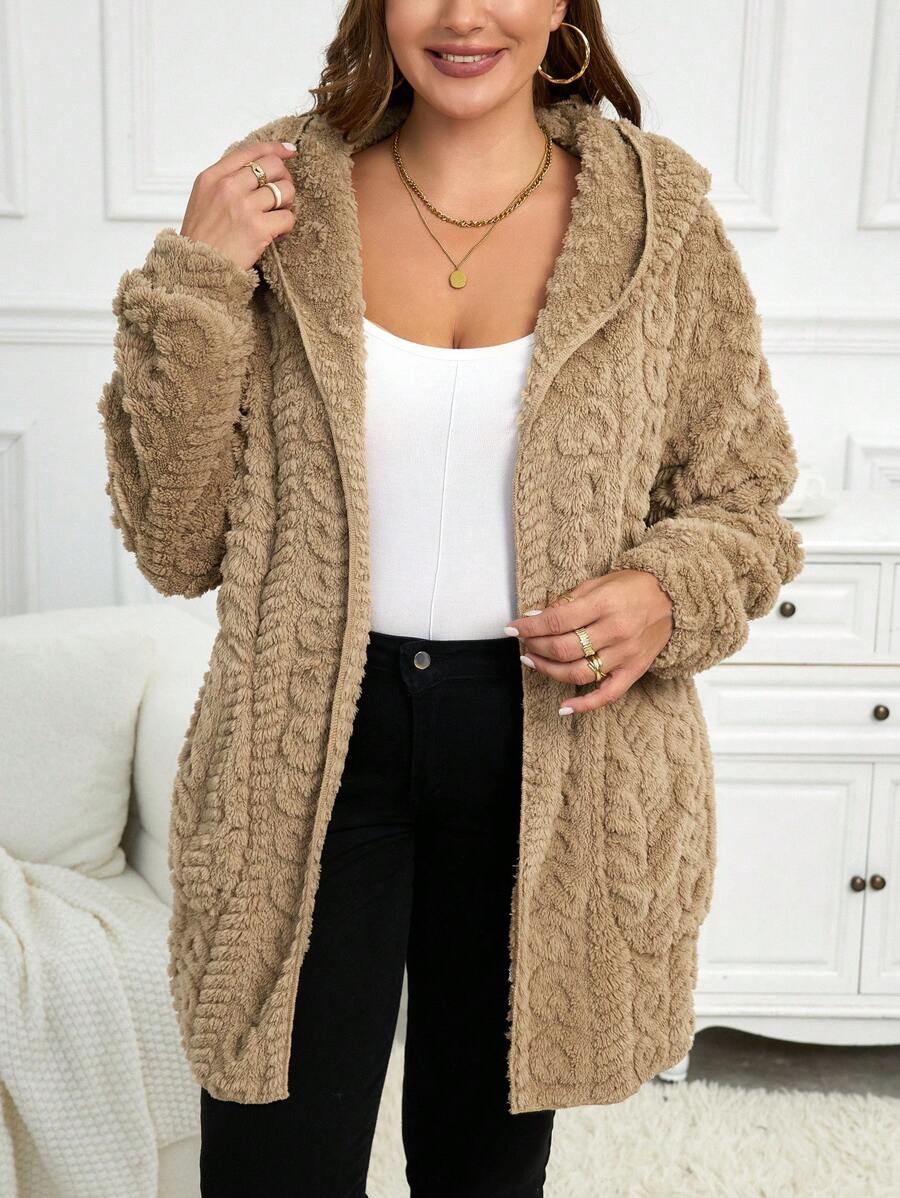 Casaco alongado até a coxa em flanela, com capuz e estampa coração. Ideal para looks casuais de inverno.