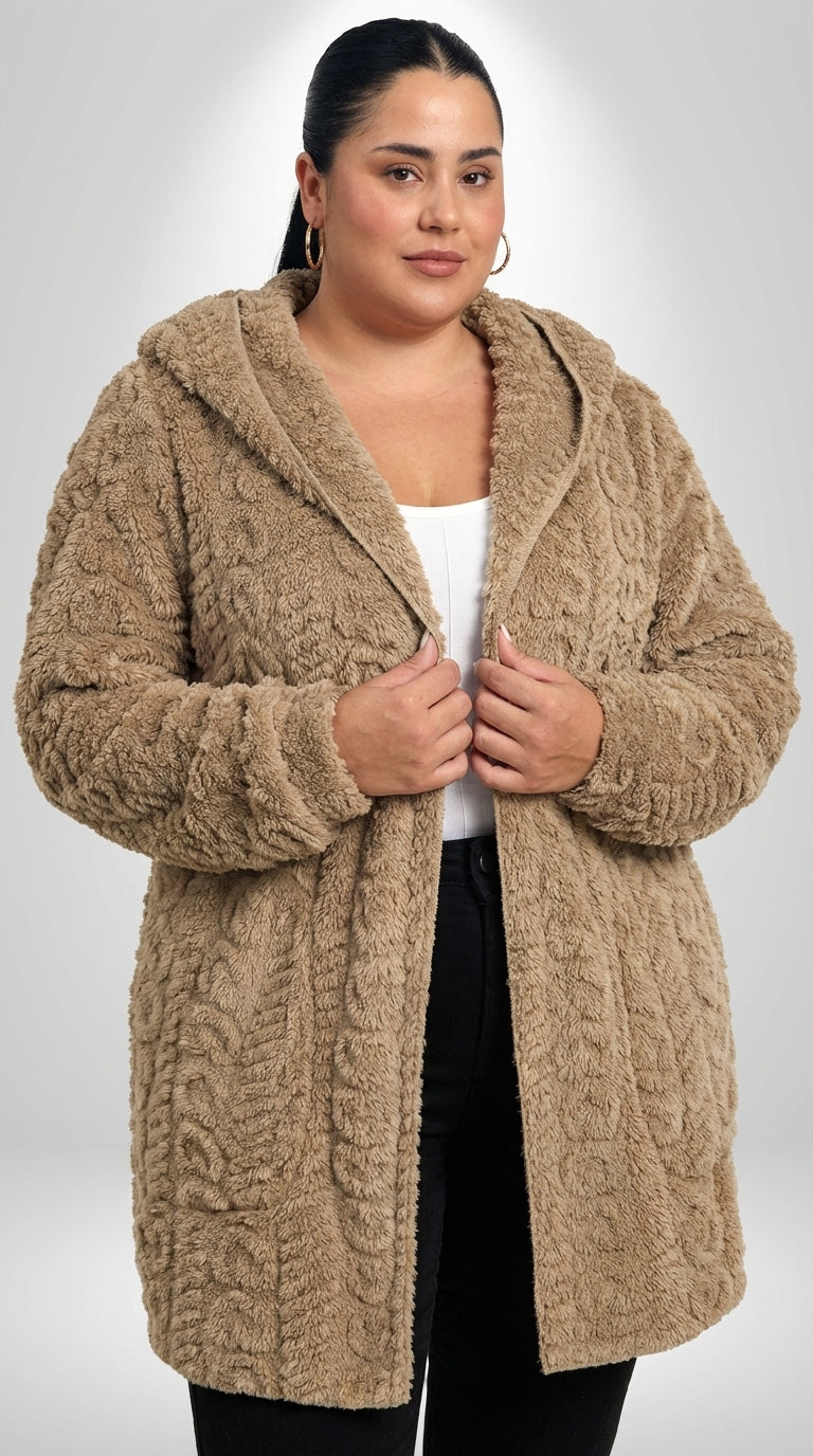 Casaco plus size com capuz e mangas longas, modelagem leve e comprimento alongado