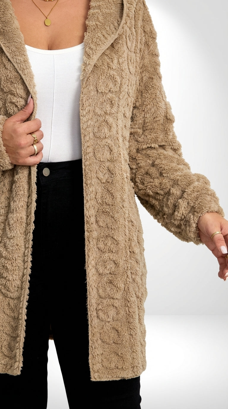 Casaco plus size solto com tecido aconchegante, capuz e caimento confortável