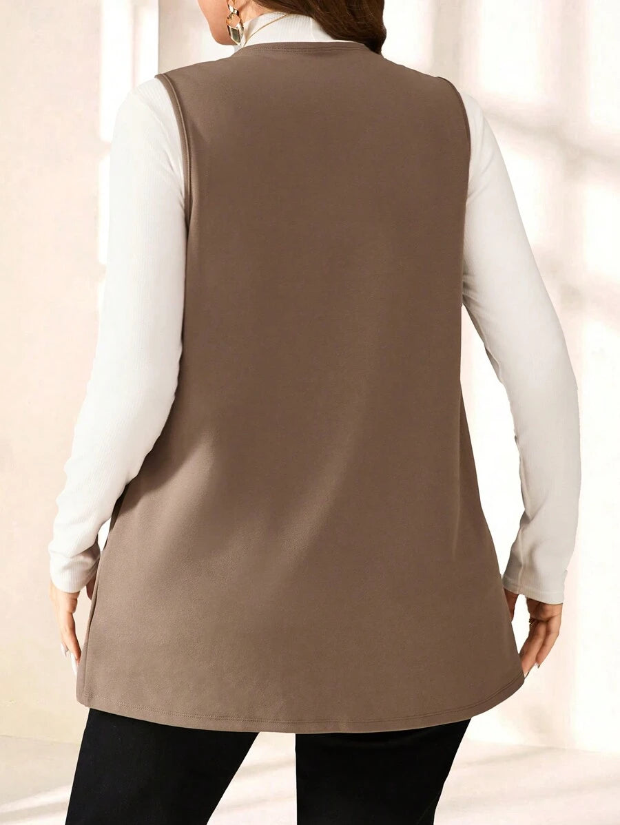 Valorize suas curvas com colete plus size casual, malha confortável e bolsos funcionais.