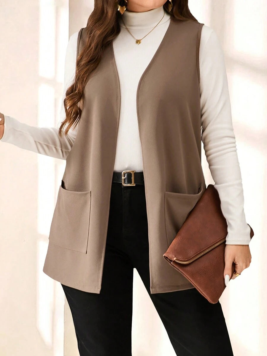 Colete leve e confortável, ideal para compor looks plus size modernos e casuais.