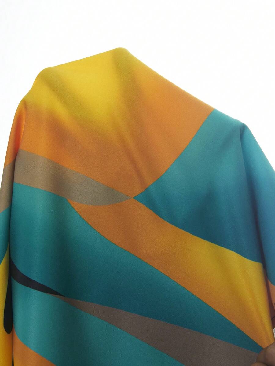 Macacão plus size gola V e manga morcego curta. Design sofisticado com caimento leve para mulheres que amam moda.