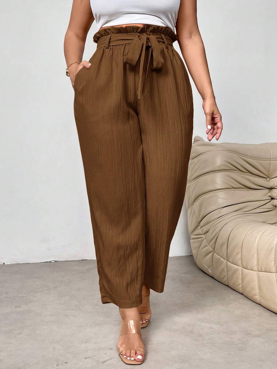 Conforto Premium: Calça Plus Size com Cintura Elástica, combina elegância e conforto para valorizar suas curvas em qualquer ocasião. Produzida em 100% poliéster leve e resistente, possui cintura alta com elástico e amarração ajustável, garantindo um caimento perfeito e confortável.

