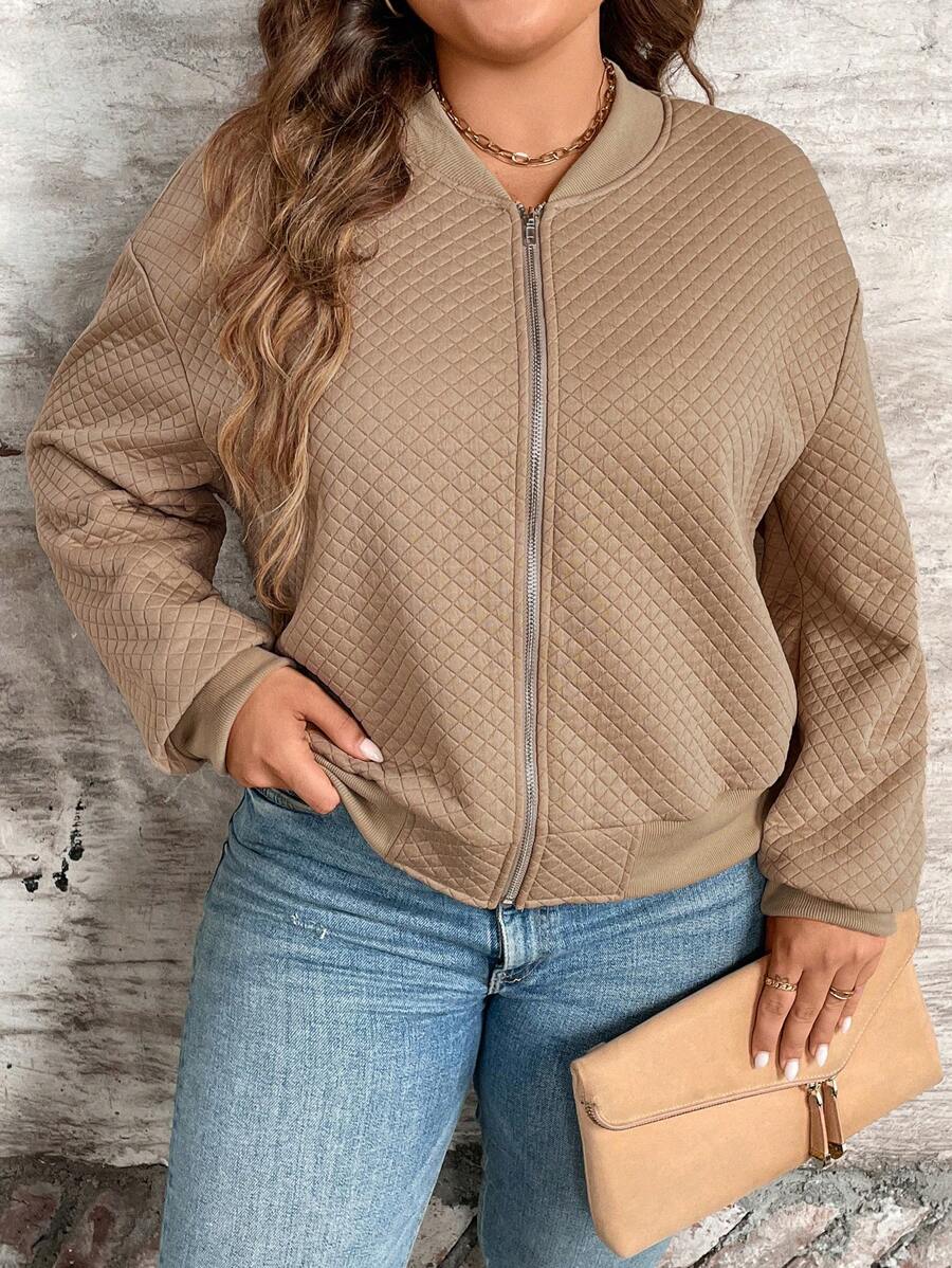 Jaqueta bomber bege plus size com abertura em zíper. Prática, versátil e perfeita para valorizar suas curvas.