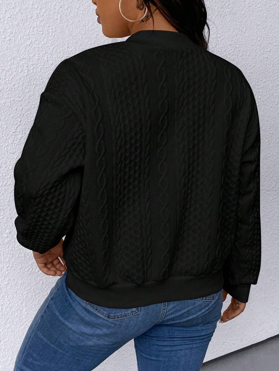 Moda plus size feminina com conforto e estilo. Jaqueta bomber casual perfeita para o dia a dia.
