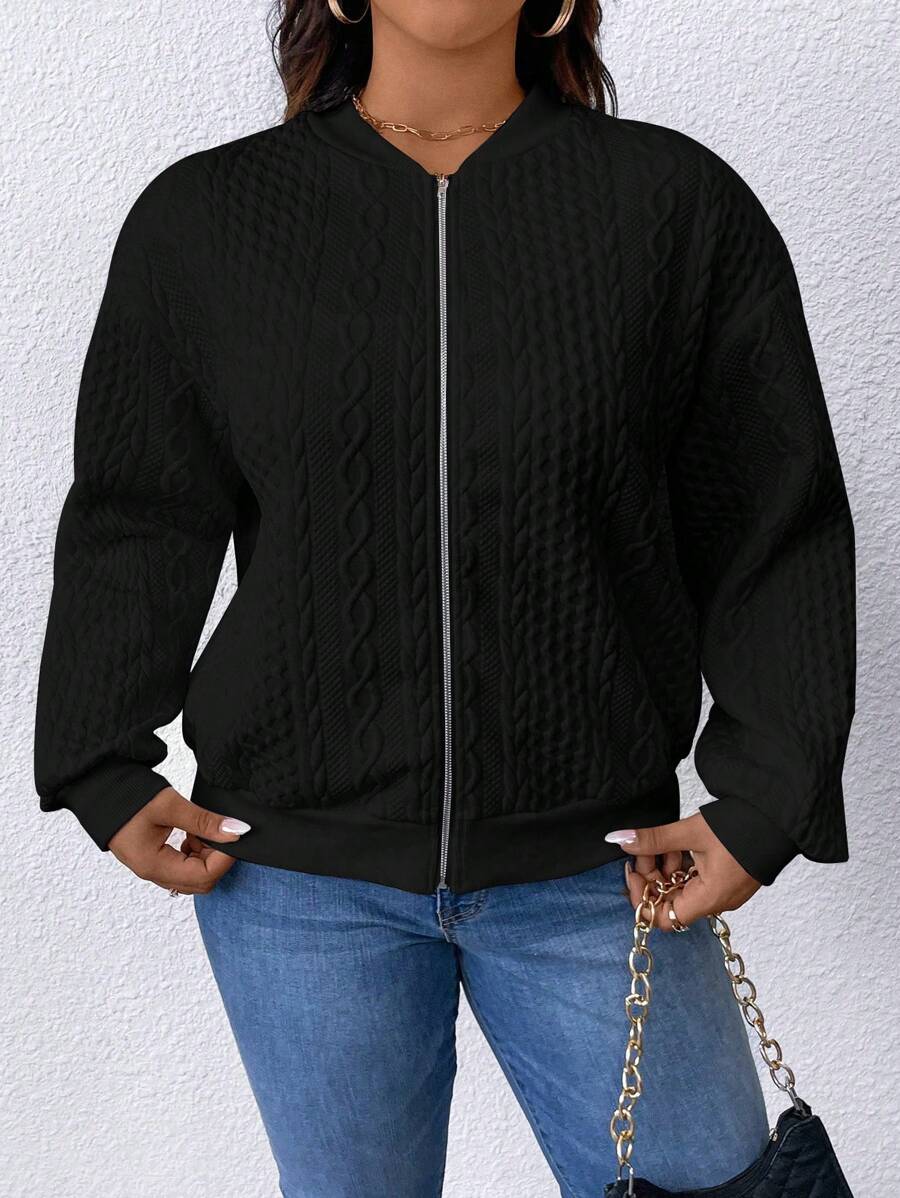Peça essencial no guarda-roupa plus size. Conforto e design moderno com nossa jaqueta bomber.