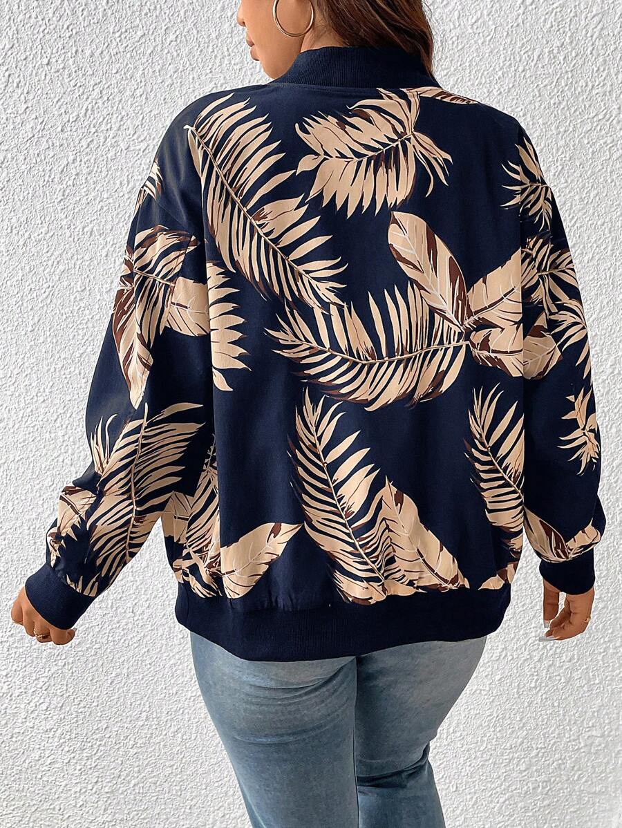 Aposte na Jaqueta Bomber Plus Size Azul. Modelo casual, forrado, estampa discreta e caimento regular que valoriza a silhueta.