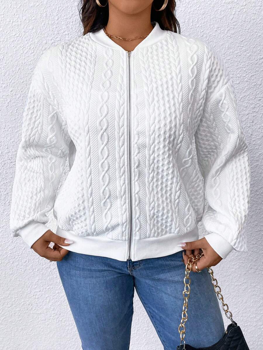 Conforto, elasticidade e caimento regular. Jaqueta bomber ideal para looks modernos plus size.