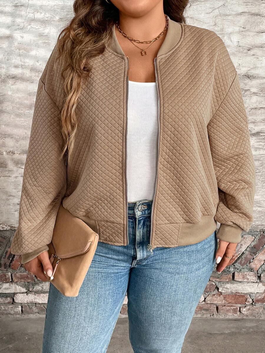 Jaqueta bomber plus size bege com zíper e caimento solto. Conforto e estilo versátil para seus looks de outono inverno.