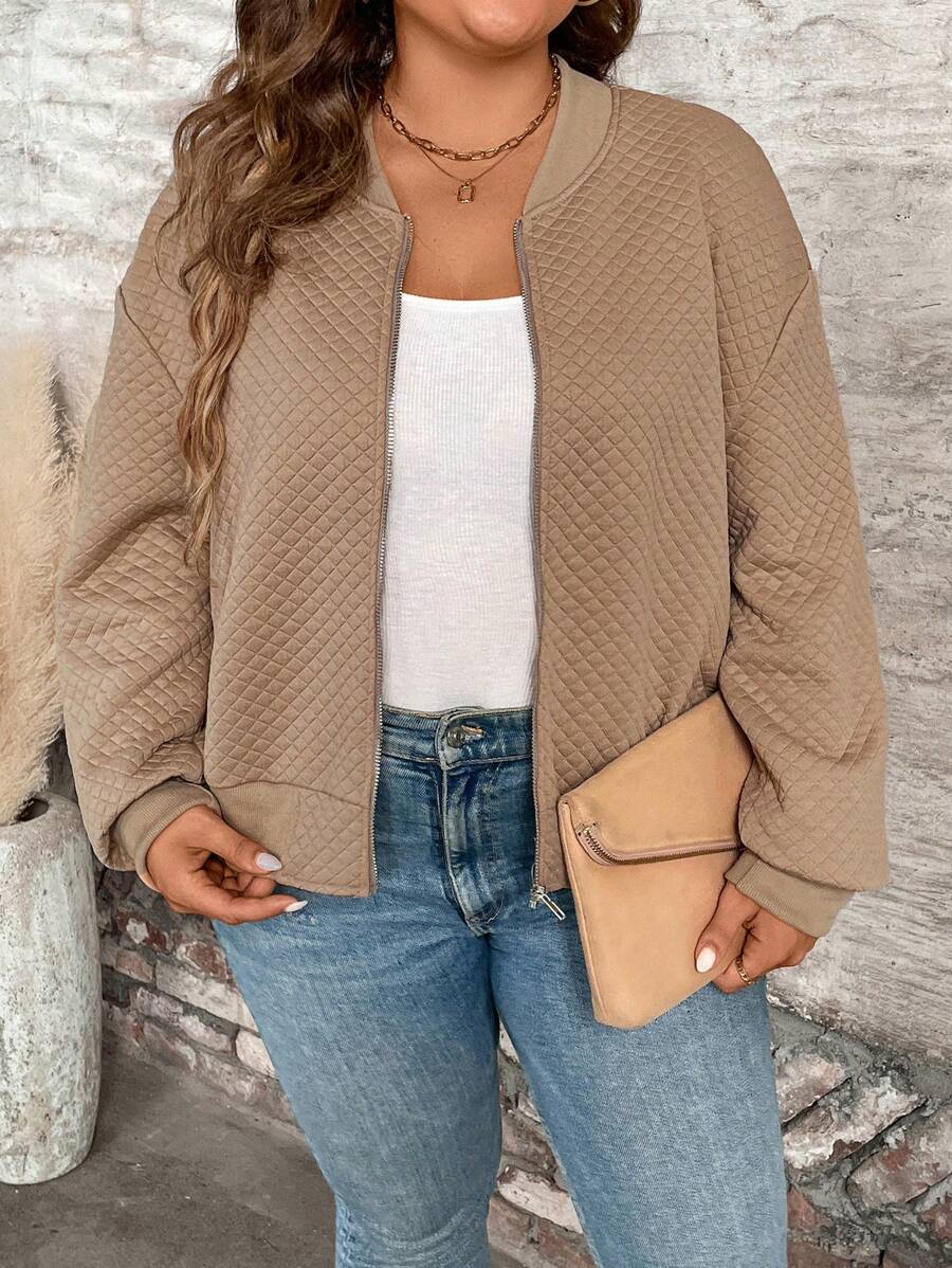 Jaqueta feminina plus size bege com zíper frontal. Caimento solto e prático para combinar em diferentes ocasiões.