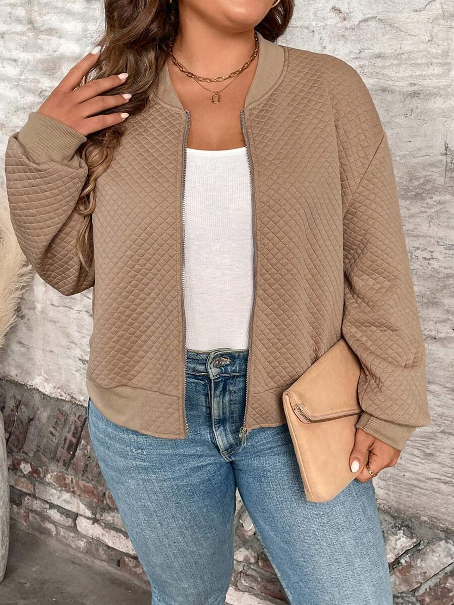 Jaqueta bomber feminina plus size bege, manga longa e tecido leve. Elegância e conforto para o dia a dia.