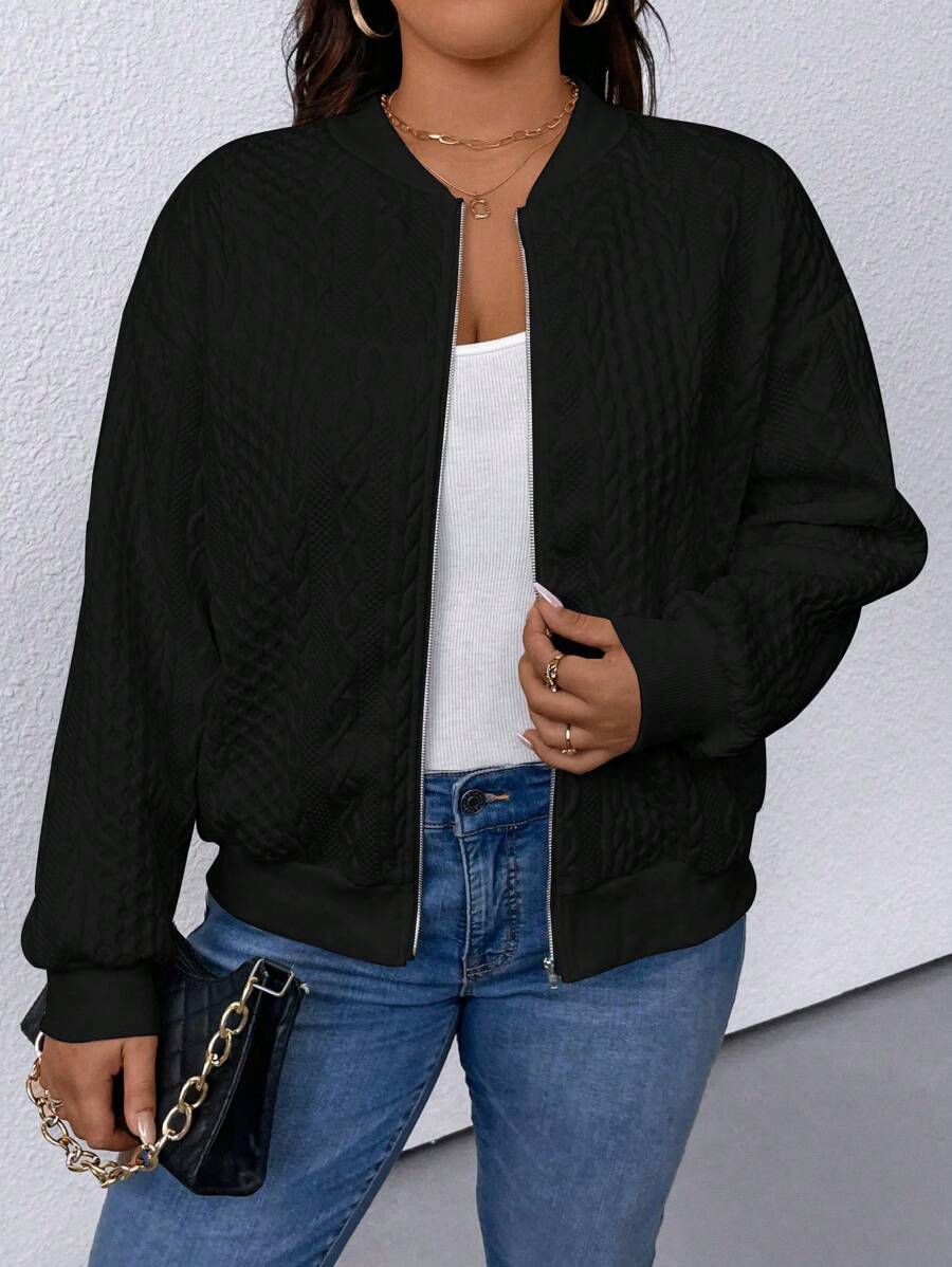 Estilo outono com jaqueta bomber plus size. Malha flexível e caimento regular para seu conforto.