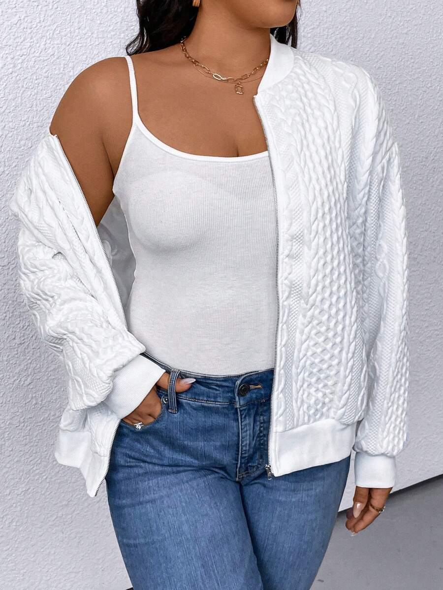 Jaqueta plus size em malha com zíper frontal. Perfeita para compor looks casuais modernos.