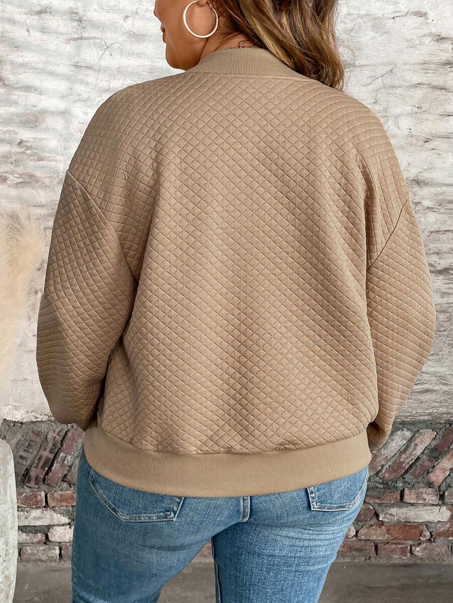 Jaqueta plus size feminina bege com manga longa e gola bomber. Estilo casual moderno e caimento confortável.