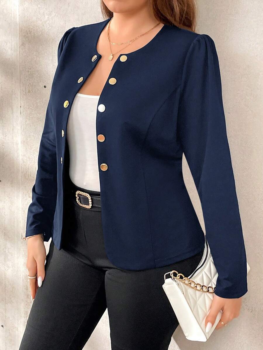 Combine conforto e tendência com esta jaqueta plus size azul marinho. Manga bufante, gola redonda e comprimento médio versátil.